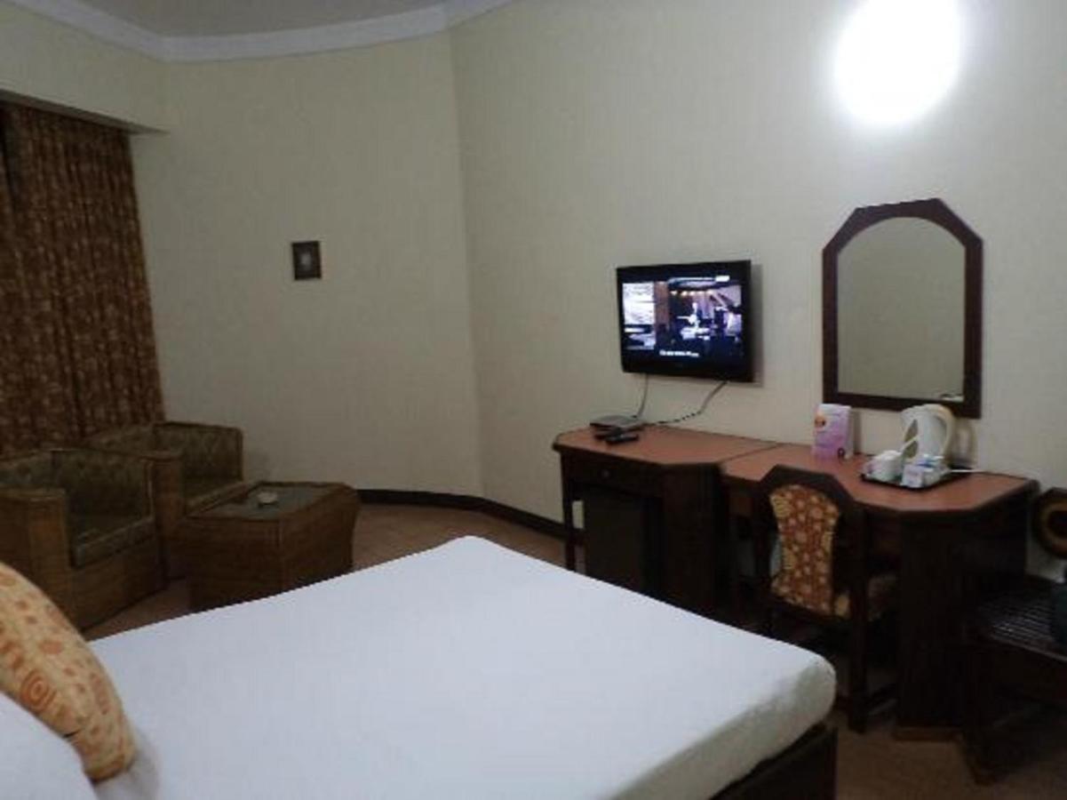 Hotel Presidency Kochi Exterior foto